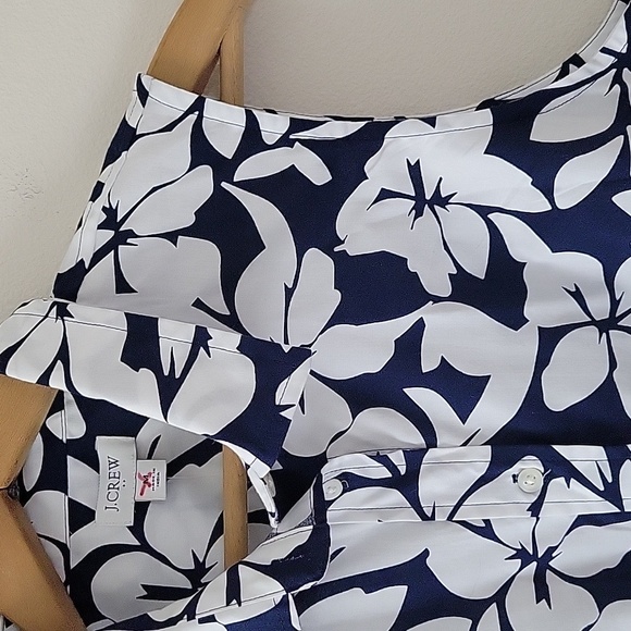 NWT J Crew Navy White Sleeveless Floral Print Cotton Poplin Shirt Size Medium - Picture 2 of 6